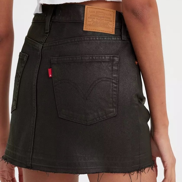 Levi’s Icon Skirt in Coated Black - Picture 5 of 8